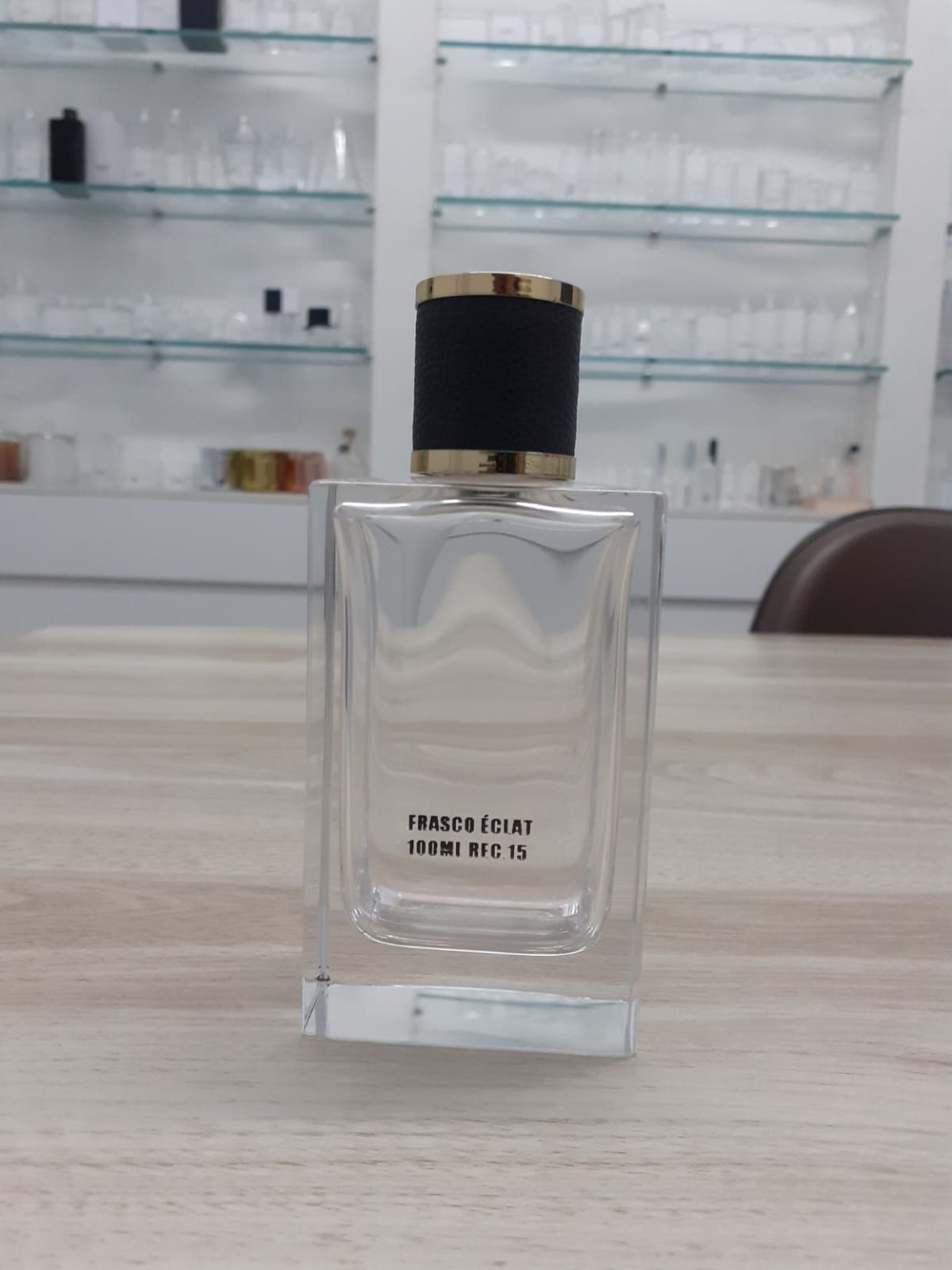 Amostra física do frasco Éclat 100 ml